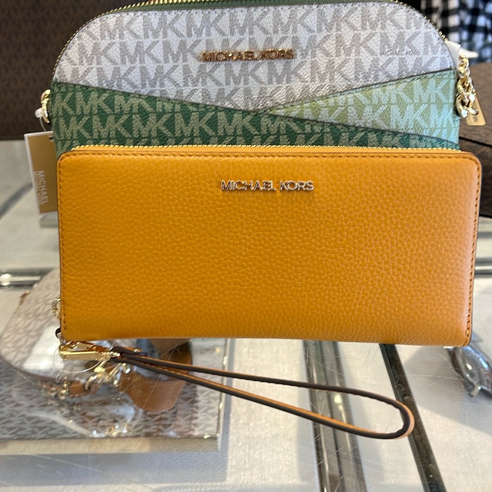 MICHAEL KORS
Leather Continental Wristlet Phone Case Wallet 
Sider
NWT